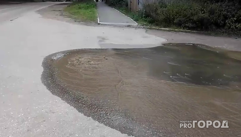 В Сыктывкаре улицу залило канализационной водой (видео)