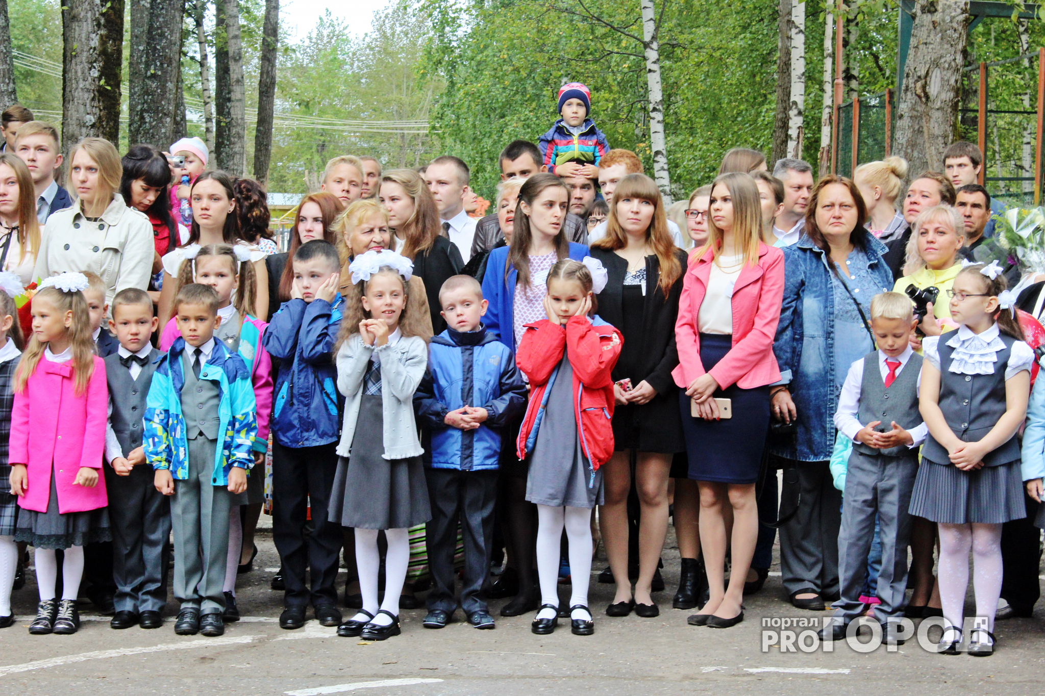 В Сыктывкаре первоклассники закрывали уши во время гимна России (фото, видео)
