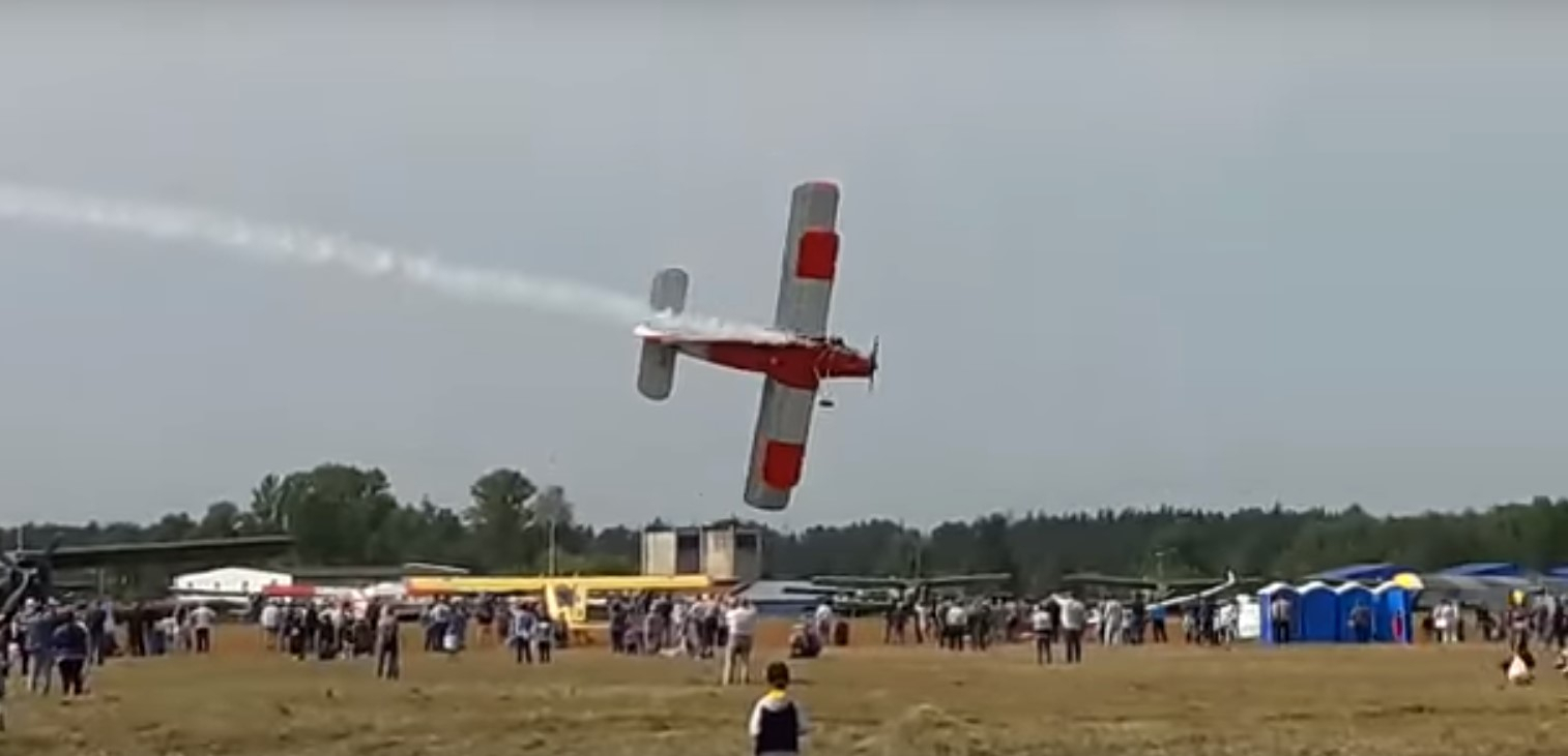 Пилот разбившегося на авиашоу Ан-2 увел самолет от толпы зрителей (видео)