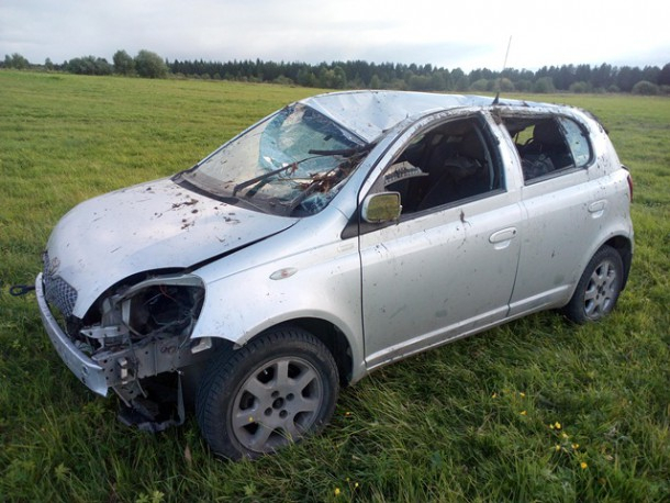 В Коми неопытная автоледи за рулем Toyota Yaris попала в ДТП (фото)