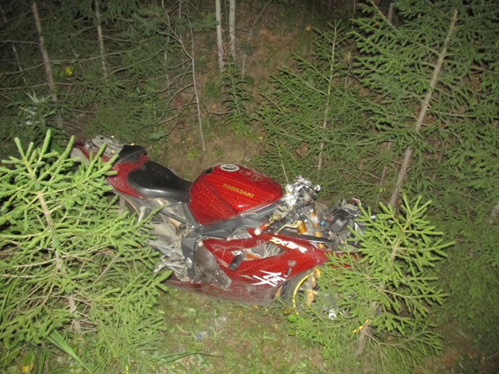 В Коми мотоциклист и его спутница вылетели в кювет (фото)