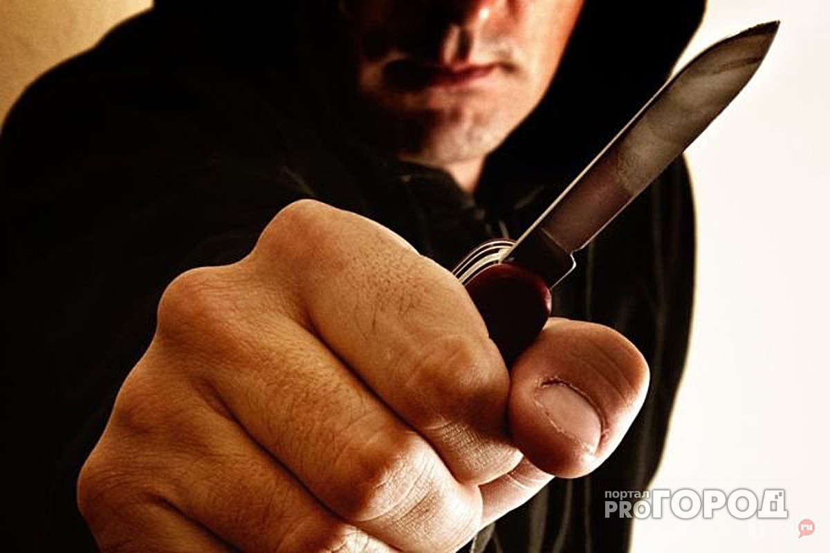 В Сыктывкаре мужчину пырнули ножом за неправильную парковку