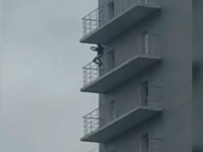 Девушка упала с 15-го этажа, делая селфи (видео)