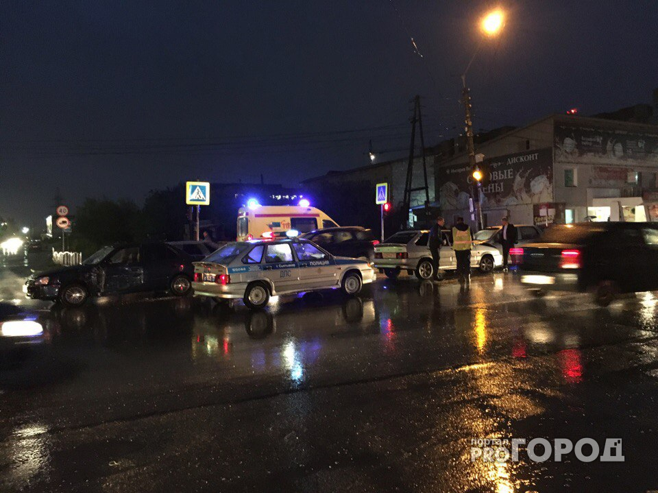 В Сыктывкаре произошло массовое ДТП, есть пострадавшие (фото)