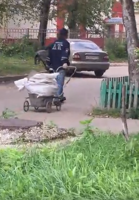 В сети набирает популярность видео «честного гаишника» из Ухты, который несет мусор