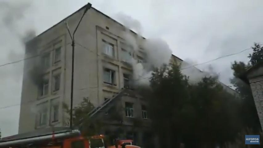 В Коми произошел крупный пожар в поликлинике (видео)