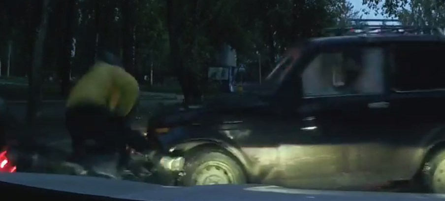 В Сыктывкаре мотоциклист кувыркнулся на асфальт после ДТП с «Нивой» (видео)
