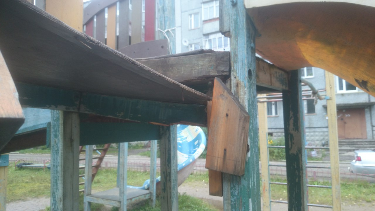 На детской площадке в Сыктывкаре торчат десятисантиметровые гвозди (фото)