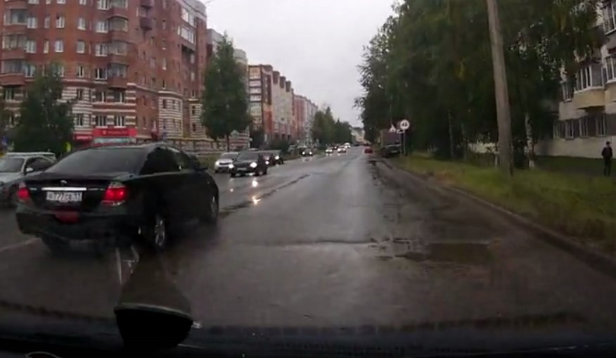 Водителей Сыктывкара возмутила наглость автовладельца с «блатным» номером (видео)
