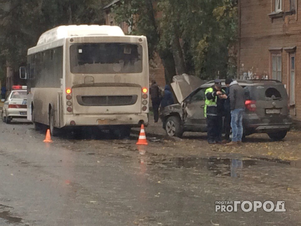 В Сыктывкаре очевидцы сняли на видео момент тройного ДТП с участием автобуса