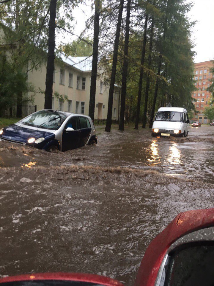 Грандиозный потоп в Коми: машины утопали на центральных улицах города (фото)