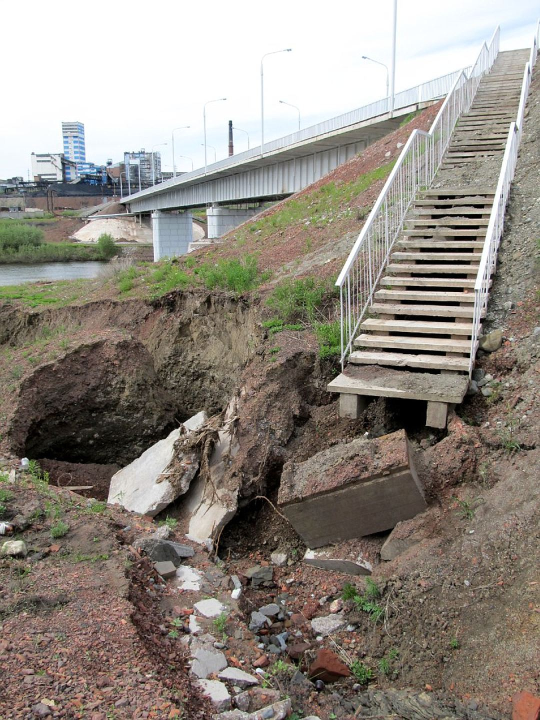 В Коми под основанием автомобильного моста водой размыло огромную яму (фото)
