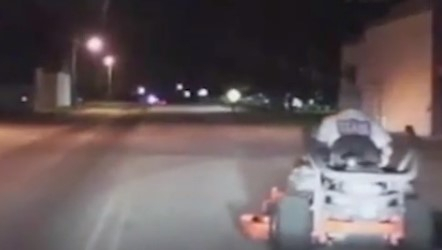 Полиция остановила ехавшего на газонокосилке мэра с пивом в руках (видео)