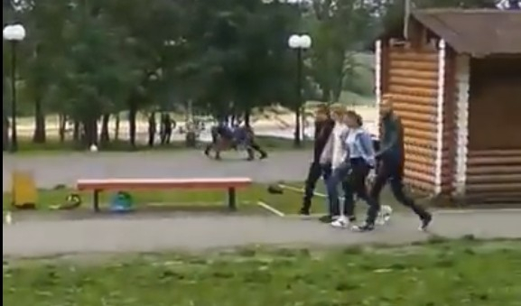 В Сети появилось видео, как в Сыктывкаре двое мужчин устроили бои без правил