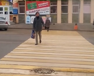 В Сыктывкаре странный парень полчаса ходил по пешеходному переходу (видео)
