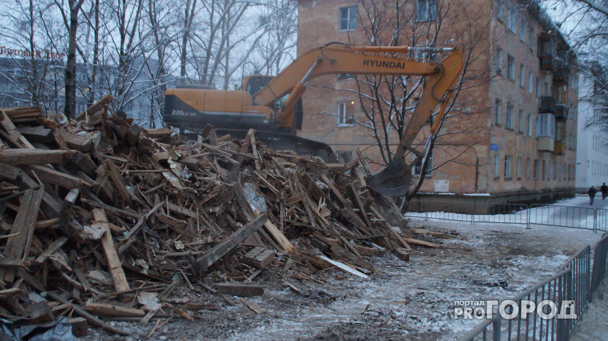 В центре Сыктывкара снесли жилой дом (фото)