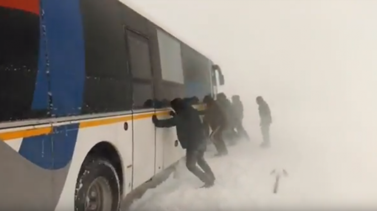 В Коми пассажиры толкали автобус, который застрял в снегу