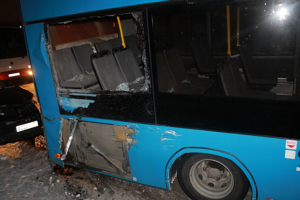 В Коми «КамАЗ» протаранил автобус, и тот по инерции смял легковушку