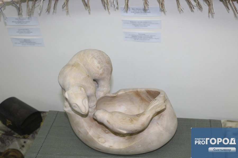 На конкурсе «Мастер года» в Сыктывкаре показали голую женщину-птицу и медведя, который нюхает тюленя (фото)