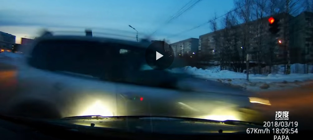 Появилось видео столкновения «Шевроле» и «Тойоты» у ТРЦ «Макси» в Сыктывкаре