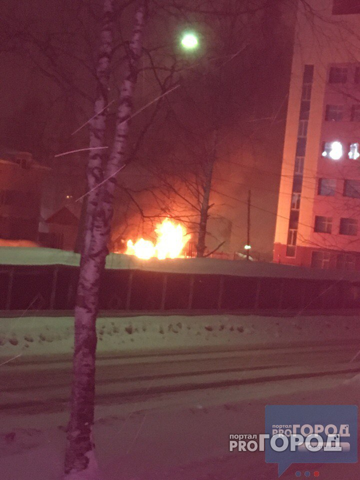 В Сыктывкаре возле центрального бассейна случился пожар (фото)