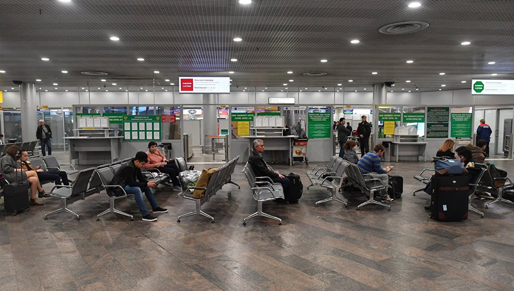 В аэропортах Москвы запретили сидеть на полу и лежать на сиденьях
