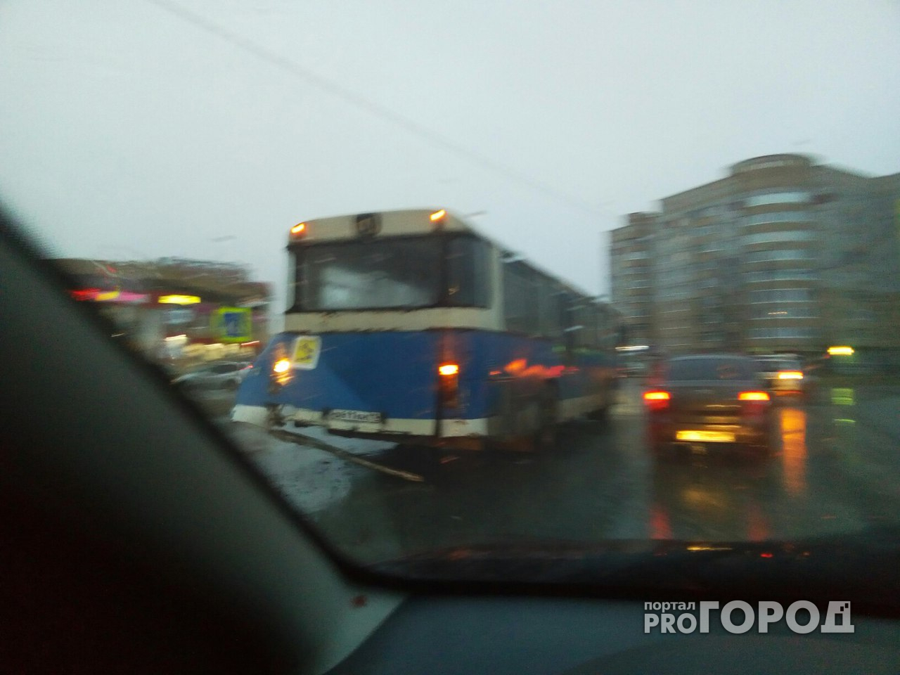 В Сыктывкаре легковушка протаранила автобус (видео)