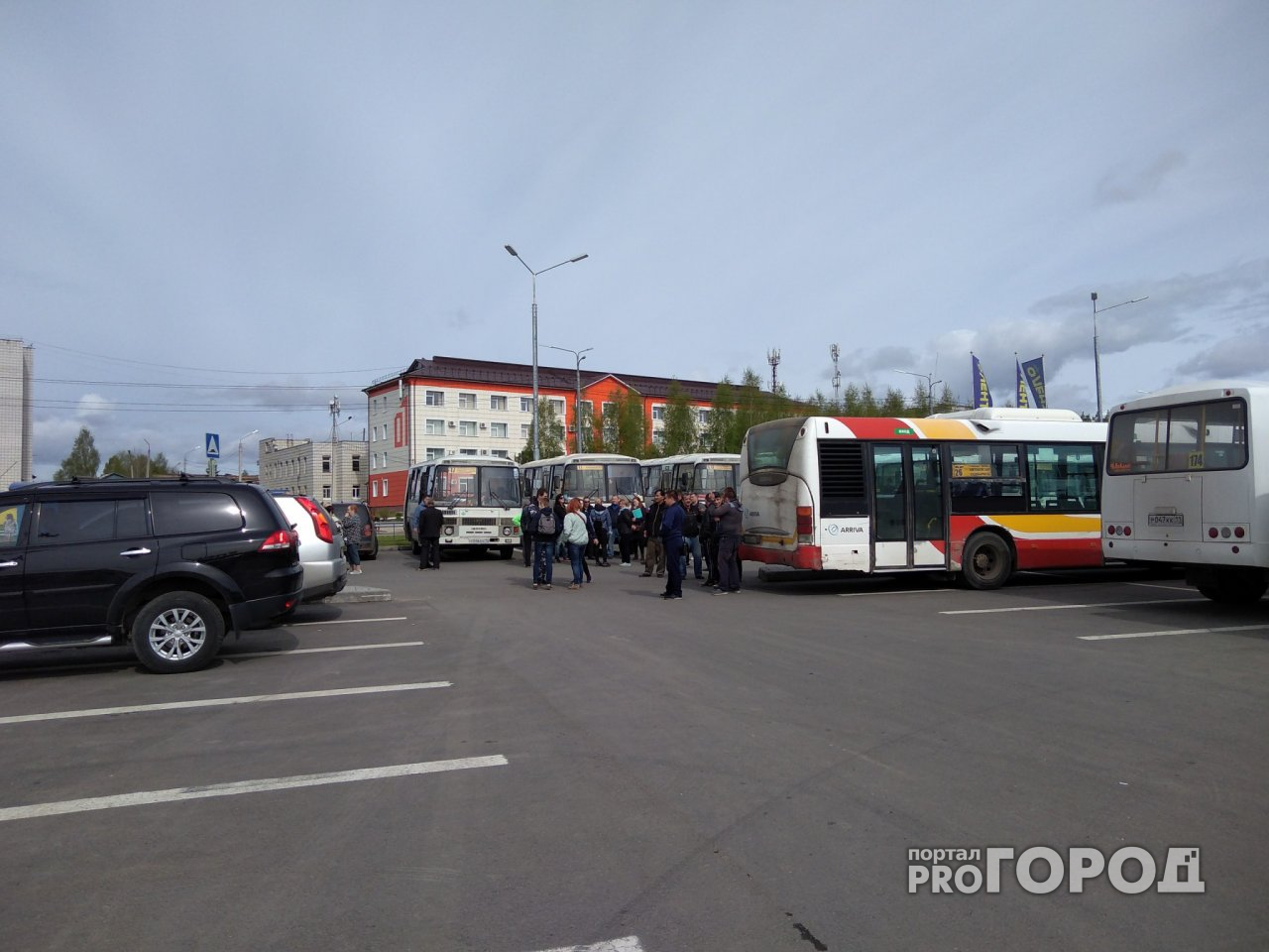 В Сыктывкаре на маршруты не вышли 130 автобусов (фото)