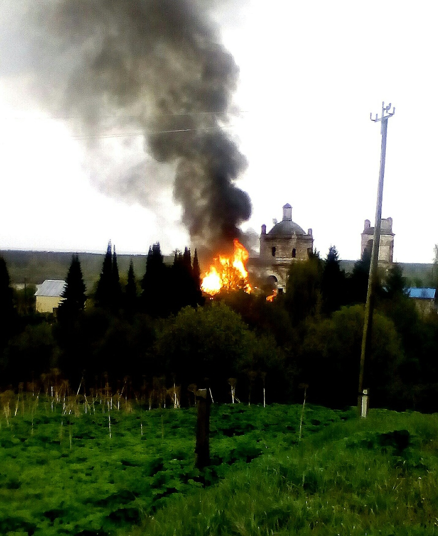Под Сыктывкаром произошел мощный пожар у церкви (фото)