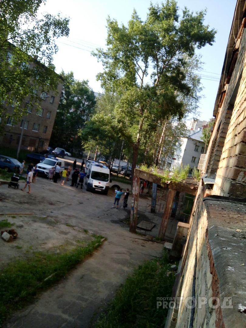 Сыктывкарцы сообщили, что с крыши общежития упал человек (фото)