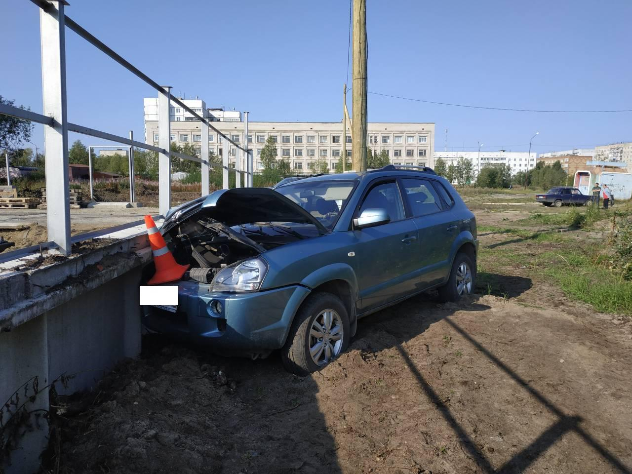 В Коми в стену врезалась иномарка: пожилому водителю стало плохо за рулем