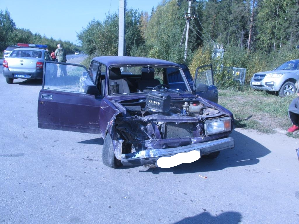 У АЗС в Коми подросток на «Жигулях» въехал в «Ниссан», пострадали двое (фото)