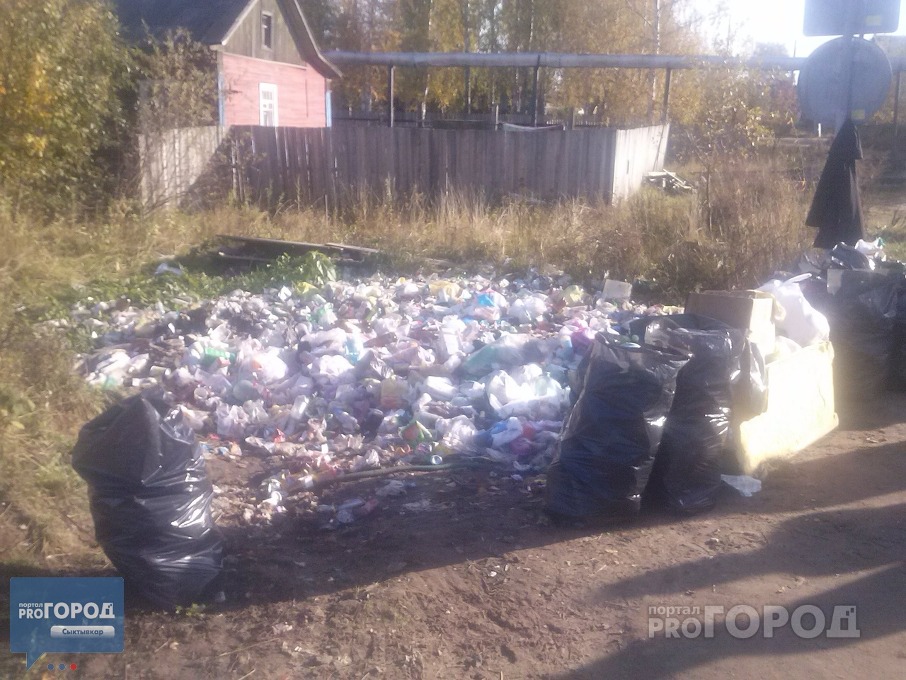 В Сыктывкаре целый поселок утопает в мусоре по вине управляющей компании (фото)