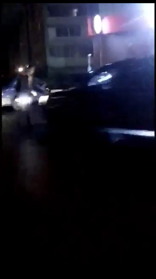 Сыктывкарские подростки разозлили водителя и он стал их давить около магазина (видео)