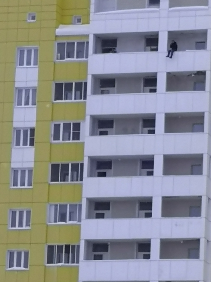 В Сыктывкаре мужчина сидел на балконе 16-го этажа, свесив ноги вниз