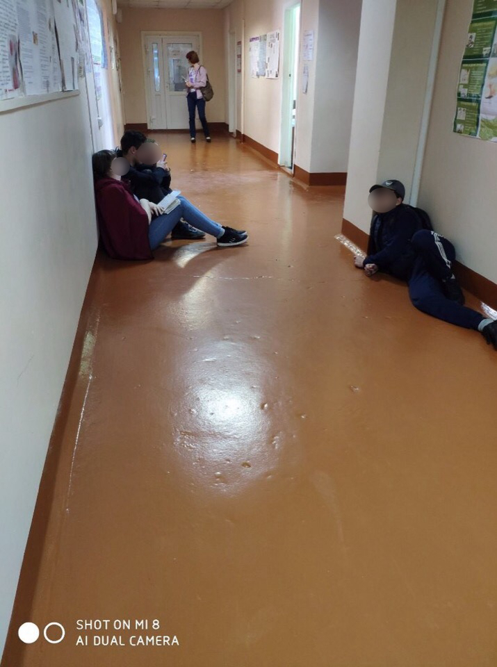 В одной из больниц Коми дети лежали на полу, пока ждали приема врача