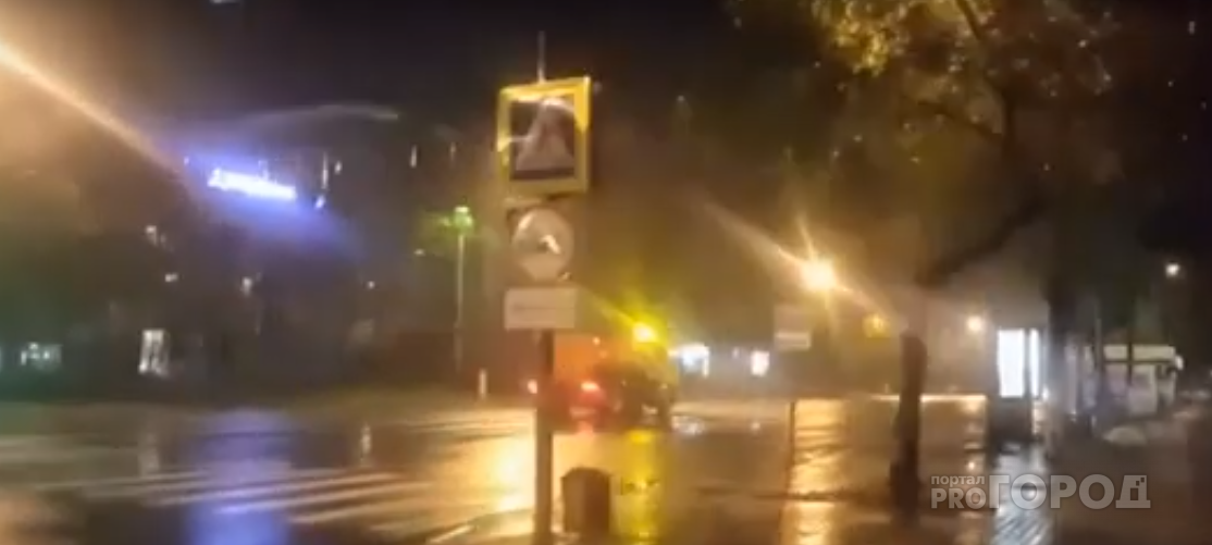 «Самое время»: в Сыктывкаре машина поливала улицы прямо во время дождя (видео)