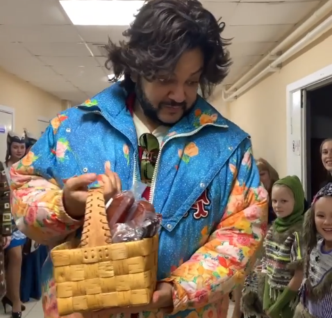 В Сыктывкаре Филиппу Киркорову подарили деревянного медведя и корзину колбасы (видео)