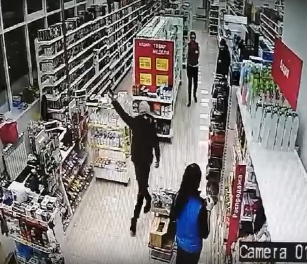 В Коми подросток с пистолетом в руках угрожал продавцам косметики (видео)