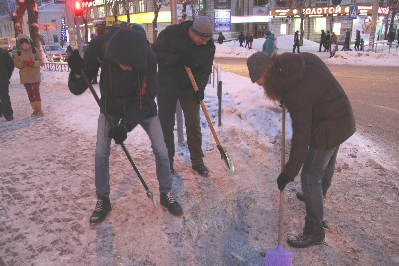 «Не видим поддержки дорожников»: сыктывкарцы с лопатами в руках сами чистят улицы от снега