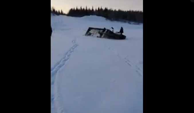 В Коми многотонный грузовик провалился под лед (видео)