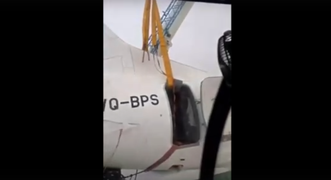 Появилось видео, как убирают самолет, который жестко сел в Коми
