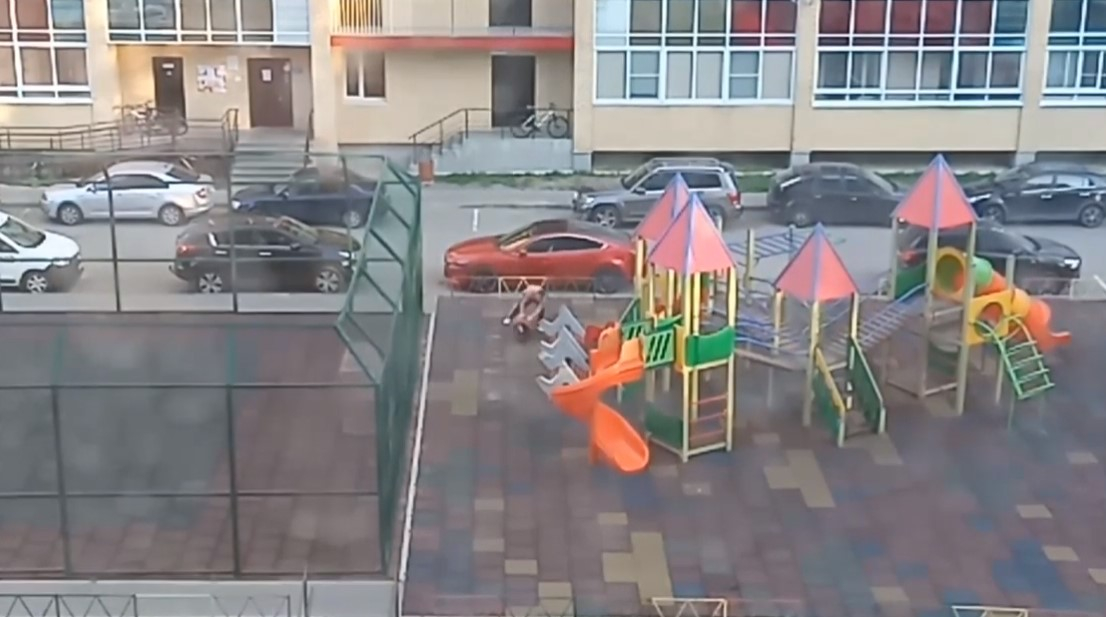 Сыктывкарец бил машины и громко кричал во дворе жилого дома (видео)
