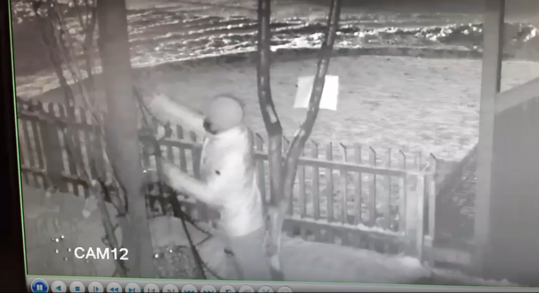 Житель Коми, который похитил новогоднего снеговика, попал на видео