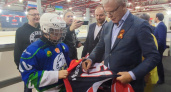 Известный хоккеист Фетисов посетил Сыктывкар и расписался на шлемах юных спортсменов