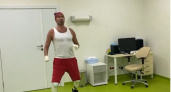 Роман Костомаров показал видео тренировки: спортсмен делает махи с протезами ног