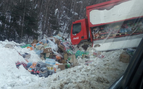 На трассе в Коми в кювет съехал грузовик с «кока-колой» (фото)