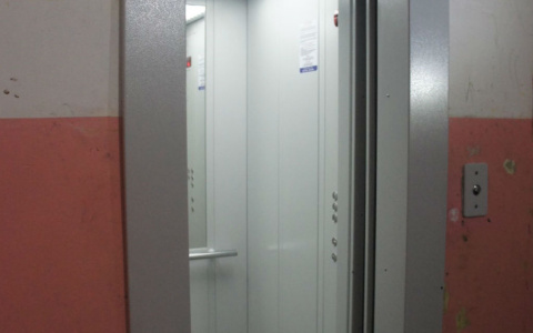 В Сыктывкаре старые «панельки» начали оборудовать высокотехнологичными лифтами