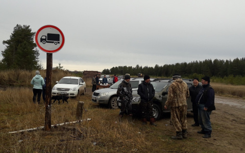 Жители Коми перекрыли дорогу грузовикам, которые ехали на станцию Шиес