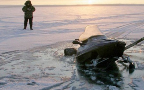 Появились подробности гибели водителя снегохода, который ушел под лед в Коми
